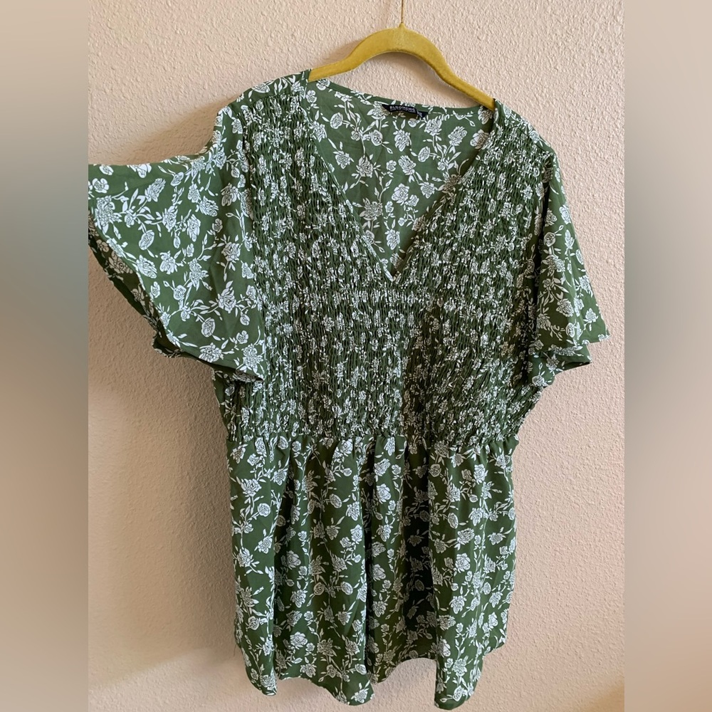 Bloomchic Blouse Floral V-Neck Ruffle Short Sleeve Green White Top NWOT ๐ด - Picture 2 of 5
